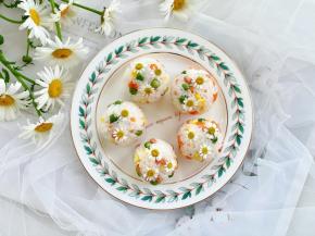 最后用洗净的洋甘菊点缀即可。