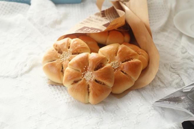 整形快手的沙拉酱肉松花型餐包