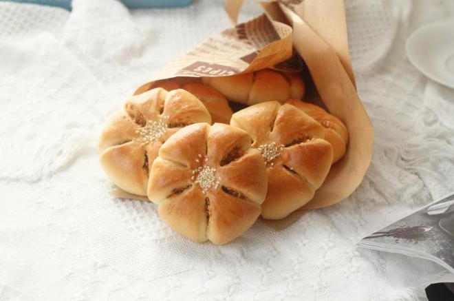 整形快手的沙拉酱肉松花型餐包