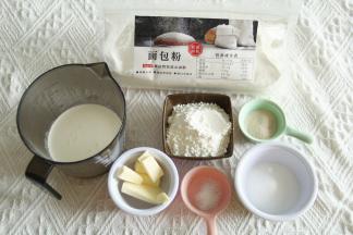 准备材料。黄油提前切出软化。