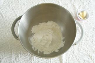 面包材料放入打面桶中，盐、糖分开放置，酵母不与盐糖接触。