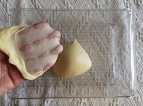 转1档打到黄油与面团融合，转4档打到扩展。取出面团折叠收圆，切一块慢慢扯开，能撑出透明略结实的薄膜。收圆放入发酵盒中，27-28度发酵到2倍大。