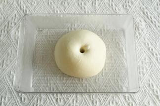 发酵好的面团，手指蘸粉戳洞不立刻回缩塌陷。