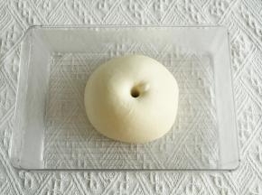 发酵好的面团，手指蘸粉戳洞不立刻回缩塌陷。