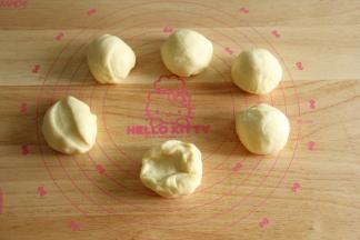 取出按压排气。分6份，68克一个。将面团从边缘往中心折叠的方法，略微收圆。