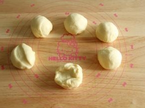 取出按压排气。分6份，68克一个。将面团从边缘往中心折叠的方法，略微收圆。