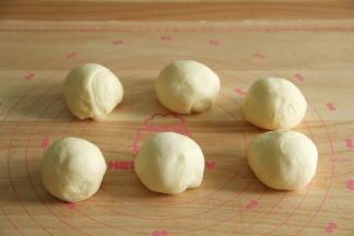 收圆后，盖保鲜膜松弛15分钟。