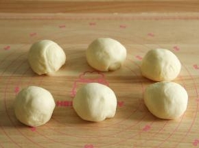 收圆后，盖保鲜膜松弛15分钟。