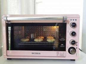 放入烤箱发酵档，放一碗水增加湿度。35度发酵35分钟左右，1.5-2倍大，轻轻按表面缓慢回弹。