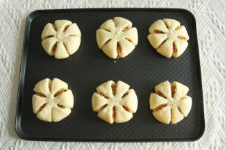 二发快完成取出刷一层全蛋液，中心点撒白芝麻，预热烤箱上下180度。