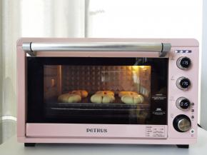 放入预热好的烤箱中层偏下，调上下175度，烤15-18分钟。上色满意及时加盖锡纸。