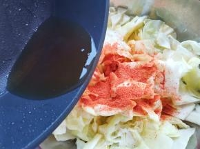 淋入一大勺热油，