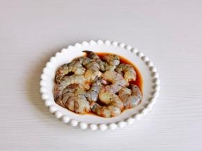 放入盘中，加入料酒，酱油抓拌均匀腌制10分钟。