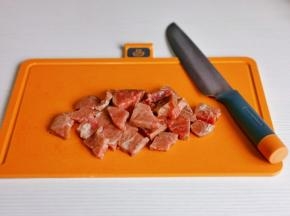 牛排切小块。
