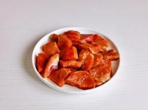 放入盘中加入料酒，酱油，抓拌均匀腌制10分钟。