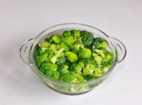 西兰花掰小朵洗净泡盐水。