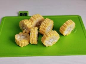 玉米洗净切段。