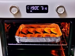 入烤箱中层上下190度烤15分钟。