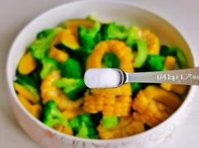 所有时蔬混合，加入盐。