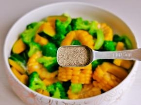 加入黑胡椒，1勺橄榄油抓拌均匀。