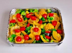 时蔬摆在炸篮中。