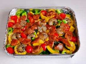 最后摆入牛排，虾仁，再均匀撒上黑胡椒。