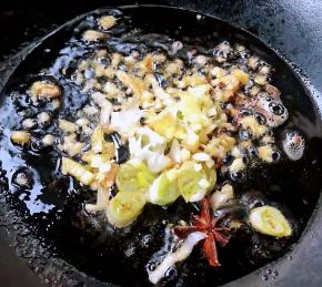 放入葱姜蒜爆香