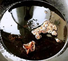 锅中倒入底油加热放入花椒和八角炸香