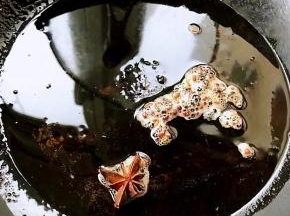 锅中倒入底油加热放入花椒和八角炸香