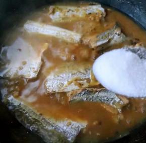 炖至汤汁不多时放入盐和味精调味均匀即可出锅享用