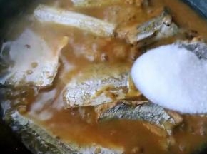 炖至汤汁不多时放入盐和味精调味均匀即可出锅享用