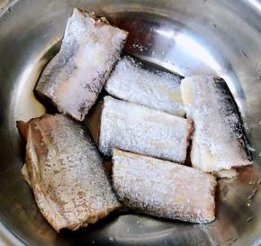 处理好的带鱼沥干水份备用