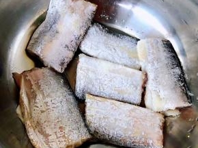 处理好的带鱼沥干水份备用