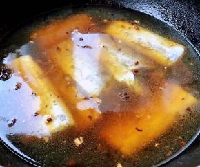 依次摆入带鱼后大火炖起来