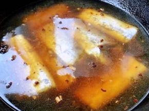 依次摆入带鱼后大火炖起来