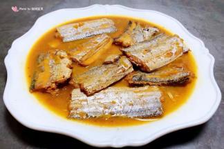 鲜美无比滴的家焖带鱼装入盘中