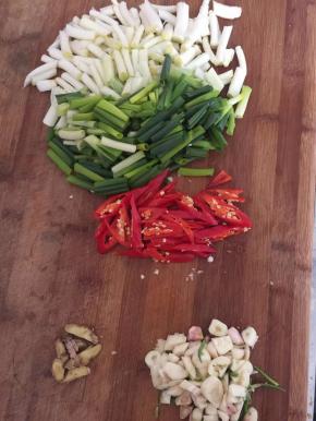 蒜瓣剁成小丁，生姜切成小块，小米辣切成块，小葱切成段备用！