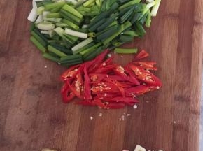 蒜瓣剁成小丁，生姜切成小块，小米辣切成块，小葱切成段备用！