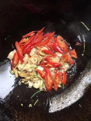 起锅烧油，放入生姜，蒜瓣，花椒，小米辣爆香！