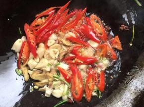 起锅烧油，放入生姜，蒜瓣，花椒，小米辣爆香！