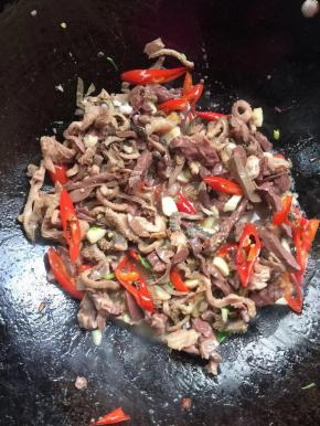 放入袋装羊杂，翻炒片刻！