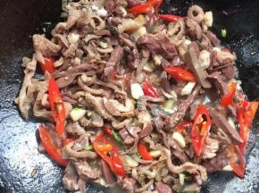 放入袋装羊杂，翻炒片刻！