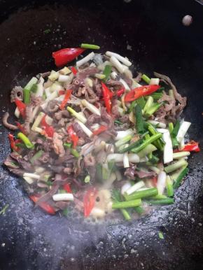 放入葱段翻炒均匀！