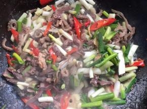 放入葱段翻炒均匀！