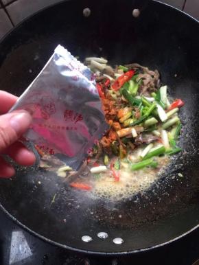 放入羊杂自带料包中的粉包！