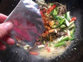 放入羊杂自带料包中的粉包！