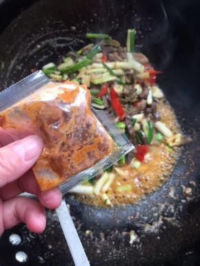 放入酱包，翻炒均匀！