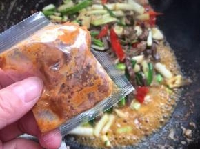 放入酱包，翻炒均匀！