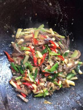 起锅前放入适量的鸡精，翻炒均匀即可！