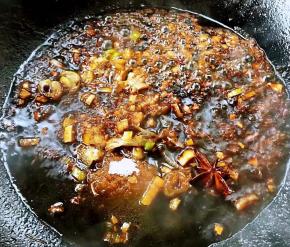 放入调味料糖、料酒、一品鲜酱油炒匀炒出香味